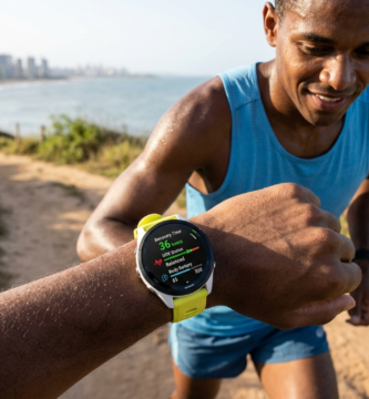 Atleta consultando os módulos de recuperação Garmin e métricas de treinamento na tela AMOLED colorida do Smartwatch de Corrida Forerunner 265 disponível em oferta.